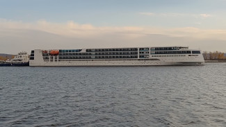 Круизный лайнер "В. Жириновский" прошел через Самару в Санкт-Петербург
