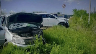 Под Самарой при лобовом ДТП госпитализированы двое пострадавших