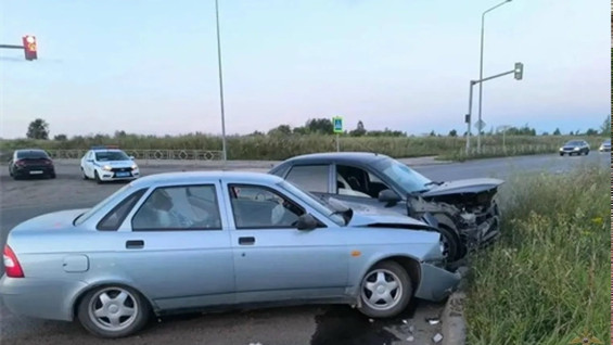 Под Самарой два человека пострадали в ДТП с двумя вазовскими машинами