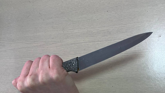 В Тольятти подросток с ножом пытался угнать машину и врезался в припаркованный автомобиль