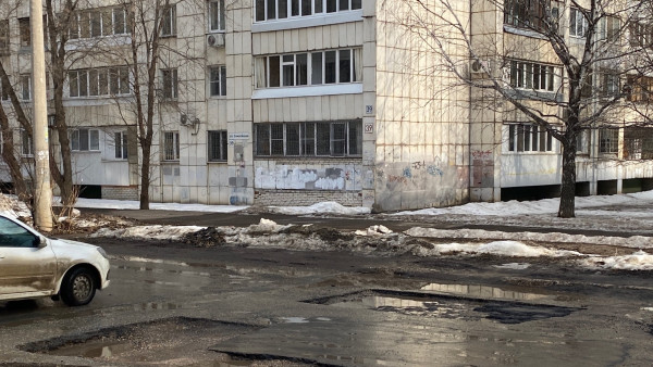 Названы улицы Самары, где вместе со снегом растаял асфальт
