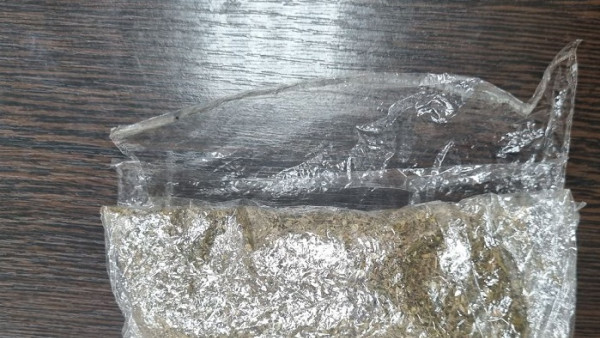 В Самарской области сельчанин решил прогуляться с пакетом конопли