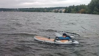 Под Самарой виндсёрфер застрял посреди Волги 28 июня
