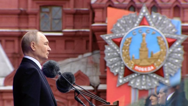 Президент России Владимир Путин поздравил россиян с Днем Победы на Красной площади