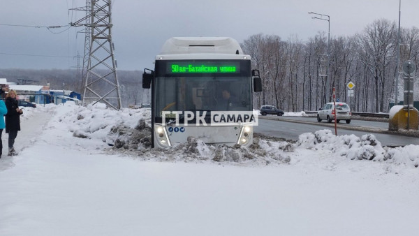 Появились кадры последствий вылета автобуса с пассажирами в кювет в Самаре