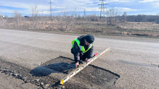 В Самарской области сотрудники ГИБДД начали фиксировать дорожные ямы и выбоины 