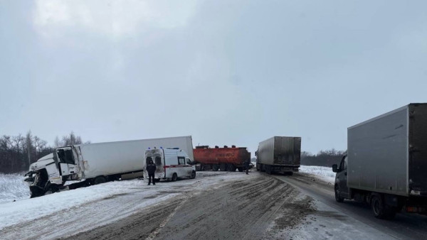 Четыре грузовика столкнулись на трассе в Самарской области