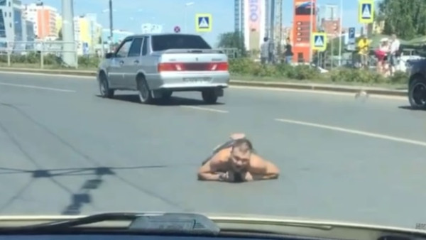 В Самаре мужчина перекрыл движение, ползая по Московскому шоссе 18 июля 2021 года