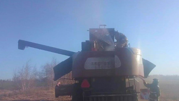 Комбайн загорелся в поле под Самарой