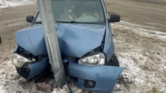 На Северном шоссе в Самаре Lada Kalina влетела в световую опору