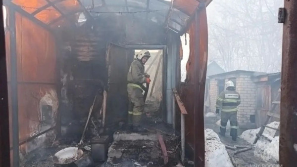 Следователи выехали на место гибели двух человек в пожаре и взрыве под Самарой