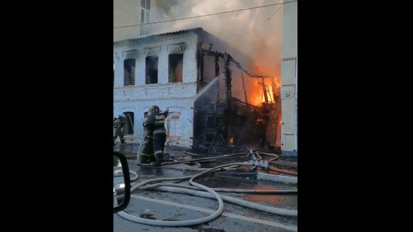 Появилось видео с места жуткого пожара в дома на улице Льва Толстого в Самаре