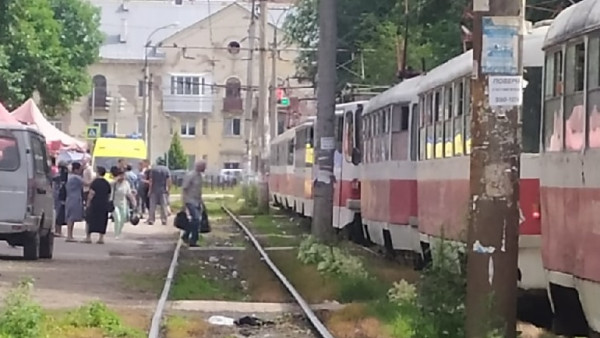 В Самаре трамваи встали из-за мужчины на путях