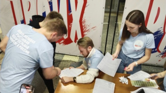 Самарцам показали, как "гасят" бюллетени на выборах Президента РФ 