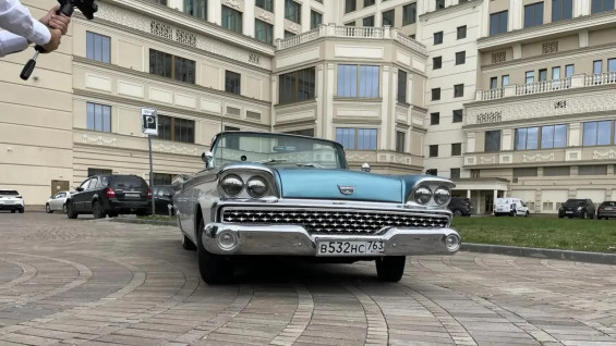 Призрак из 1959 года: в Самаре на улице случайно припарковали редчайший "Ford Fairlane 500"