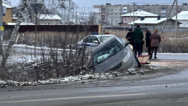 Под Самарой 7 декабря иномарка оказалась в кювете после ДТП: фото
