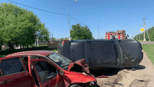 Под Самарой Renault опрокинулся после столкновения с Lada 17 мая: есть пострадавшие