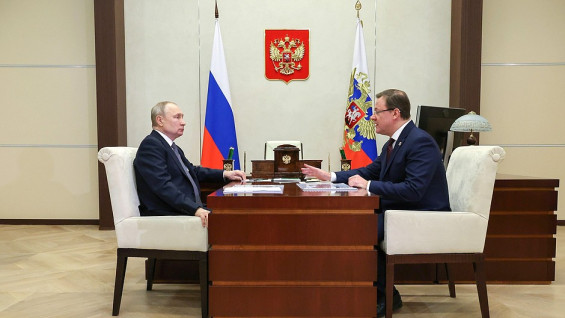 Президент Владимир Путин и губернатор Дмитрий Азаров обсудили меры поддержки участников СВО