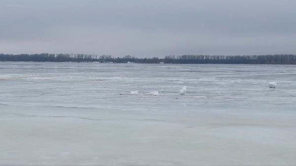 Смертельная опасность: фоторепортаж о состоянии льда на Волге в Самаре  