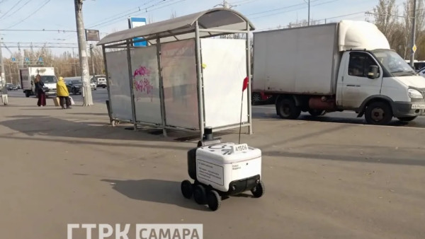 В Самаре на Московском шоссе заметили робота-доставщика с функцией картографа