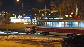 В Самаре на улице Ново-Садовая трамвай въехал в иномарку вечером 18 января 