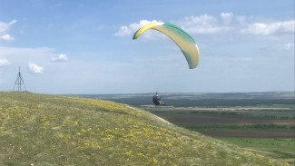 Под Самарой более 100 военнослужащих прыгнули с парашютами
