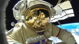 Самарский космонавт Олег Кононенко сделал двойное скафандровое селфи