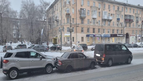 В Самаре водитель «Форда» спровоцировал массовую аварию