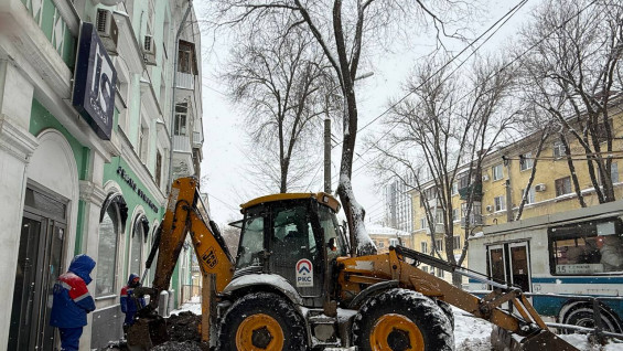 На Масленниковой в Самаре 3 февраля раскапывают утечку воды у стены жилого дома