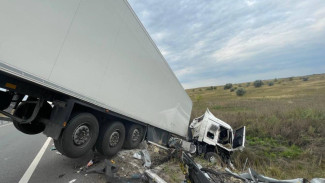 Под Самарой фура Sitrak разорвала LADA Priora