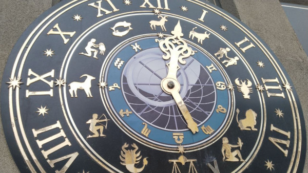 Гороскоп на 18 декабря: двум знакам звезды советуют держать эмоции под контролем