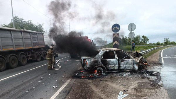 В Самарской области из-за ДТП вспыхнула легковушка 28 июня