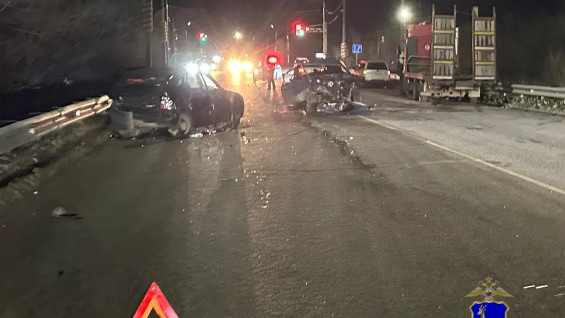 Под Самарой 2 человека серьезно пострадали в ДТП при столкновении сразу 4 автомобилей