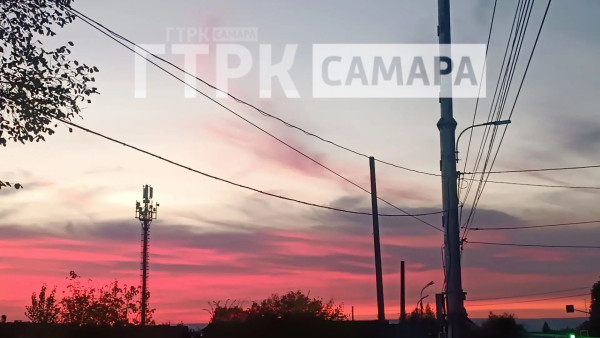 Появились кадры малинового заката, который озарил небо над Самарой 30 сентября