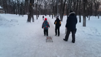 В Самаре двухлетняя девочка на санках попала под колеса автомобиля