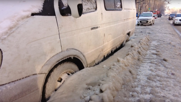 В Самаре из-за коммунальной аварии автомобили вмерзли в лед на ул. Алма-Атинской