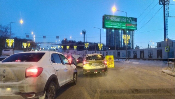 Мороз порвал трубы: в Самаре ограничили движение по Ново-Садовой в Постниковом овраге