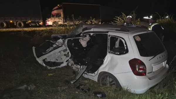 Под Самарой умирающего водителя пришлось вырезать из салона после столкновения с фурой