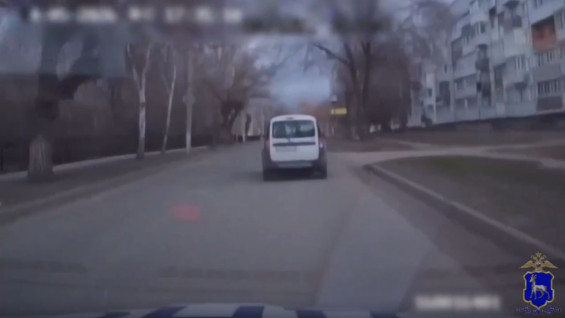 Самарские полицейские засняли задержание пьяного водителя без прав, ехавшего «за добавкой»