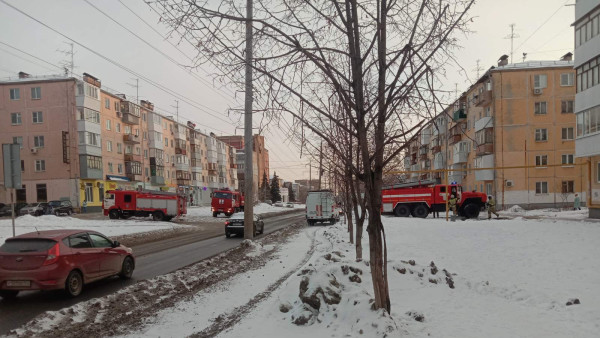 В Самаре стянули спецтехнику к многоквартирному жилому дому на ул. Мяги