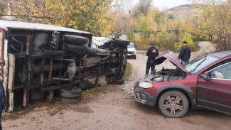 В Самарской области 20 октября легковушка опрокинула грузовик