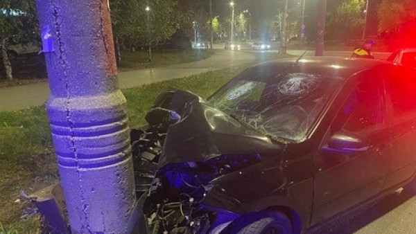 13-летняя девочка пострадала в столкновении Lada Granta со столбом