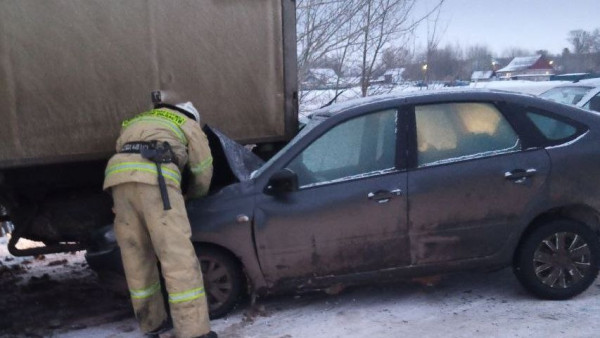 Под Самарой легковушка залетела лобовым стеклом под грузовик