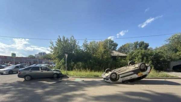 В Самаре такси опрокинулось на крышу после ДТП: есть пострадавшие