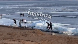 «Смертельная прогулка»: в Тольятти подростки гуляли на льдинах 