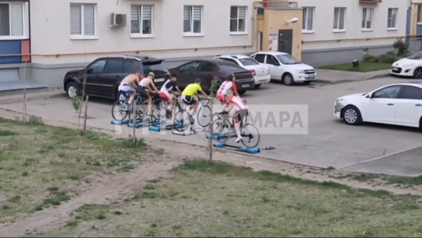 Не могут уехать: в Самаре на видео сняли пробку велосипедистов