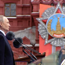 Президент России Владимир Путин поздравил россиян с Днем Победы на Красной площади