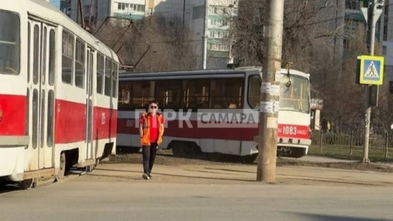 Движение в районе пересечения Советской и Победы парализовано из-за схода трамвая