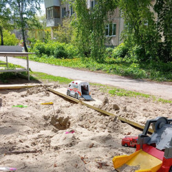 На убившую ребенка детскую площадку в Самаре выехали следователи