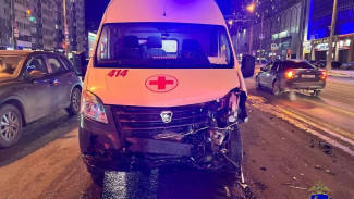 В Самаре скорая помощь столкнулась с Volkswagen на пересечении Московское шоссе и Потапова